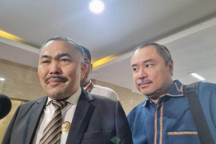 Pengacara, Kamaruddin Simanjuntak dan kliennya Freddy Widjaja di Mabes Polri, Jakarta, Senin (7/11/2022).