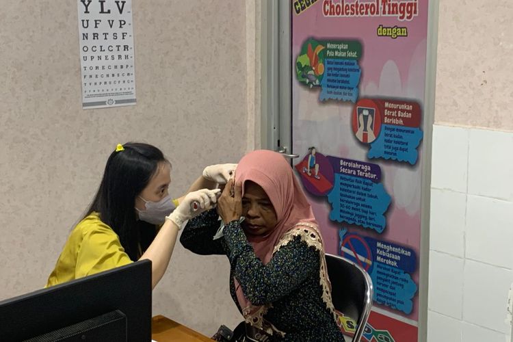 CEK TELINGA—Salah satu dokter memeriksa kesehatan telinga Suparti (62), warga Kelurahan Sogaten, Kota Madiun yang mengikuti program cek kesehatan gratis di Puskesmas Ngegong, Kota Madiun, Jawa Timur, Rabu (12/2/2025).  