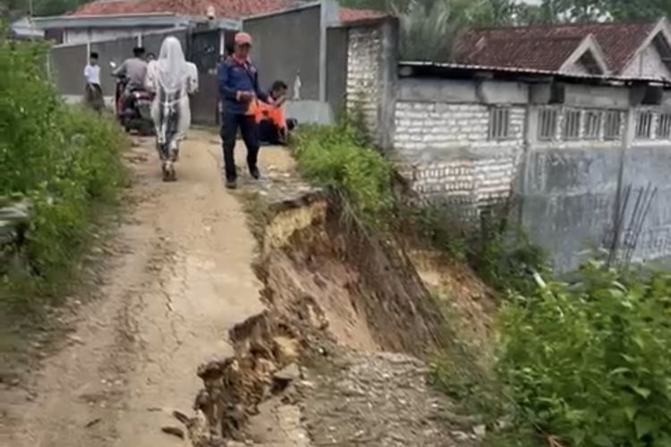 Jalan Desa Ambles Akibat Longsor, Akses 2 Dusun di Pamekasan Terputus