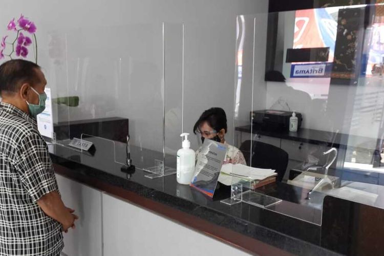 Seorang nasabah saat bertransaksi di gedung alternate site Kantor Wilayah BRI Malang, Rabu (8/7/2020).