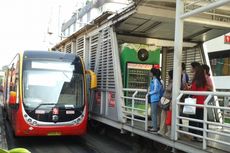 Di Jalur ”Busway”, Sopir Transjakarta Sering Kali ”Kalah”