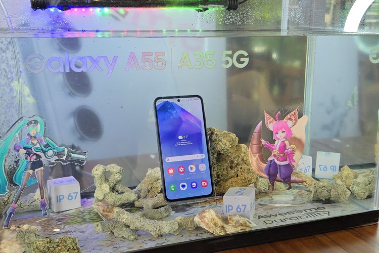 Ilustrasi Samsung Galaxy A55 5G yang diletakkan di dalam akuarium berisi air untuk menguji ketahanan perangkat terhadap air