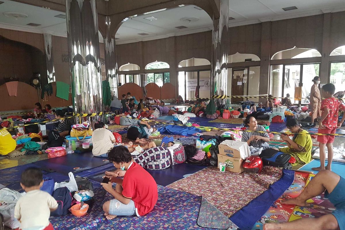 Suasana masjid di Universitas Borobudur yang dijadikan tempat mengungsi warga Cipinang Melayu yang terdampak banjir, pada Sabtu (20/2/2021).