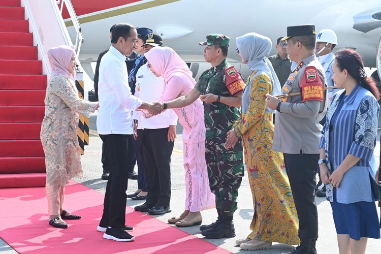 Presiden Joko Widodo bersama Ibu Negara Iriana Joko Widodo telah tiba di Bandara Internasional Kualanamu, Kabupaten Deli Serdang, Sumatera Utara, Kamis (14/3/2024) pukul 09.15 WIB. 