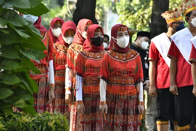 Para peserta mengikuti upacara peringatan Hardiknas 2022.