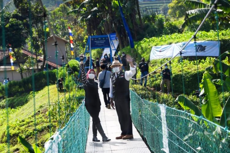 Gubernur Jawa Barat Ridwan Kamil saat meresmikan Jembatan Gantung Simpay Asih di Kabupaten Bandung, Selasa (10/5/2022).