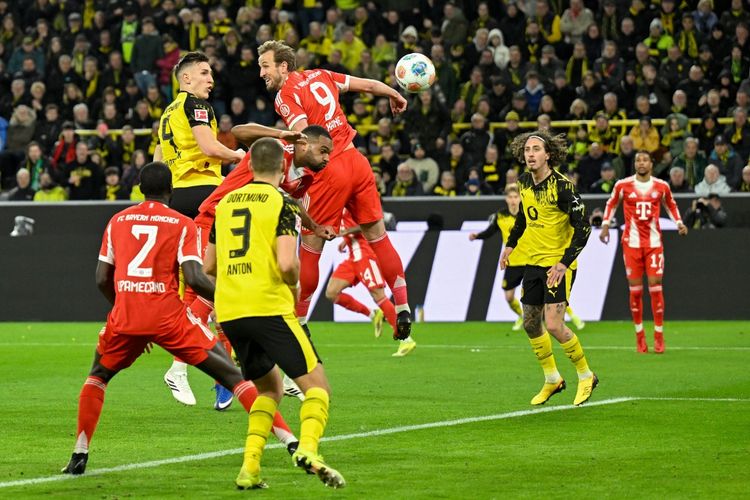 Nico Schlotterbeck menyundal bola melewati Harry Kane dan Jonathan Tah dalam pertandingan sepak bola Bundesliga antara BVB Borussia Dortmund vs Bayern Muenchen di Dortmund, Jerman barat, pada 28 Februari 2026. (Foto oleh INA FASSBENDER / AFP)