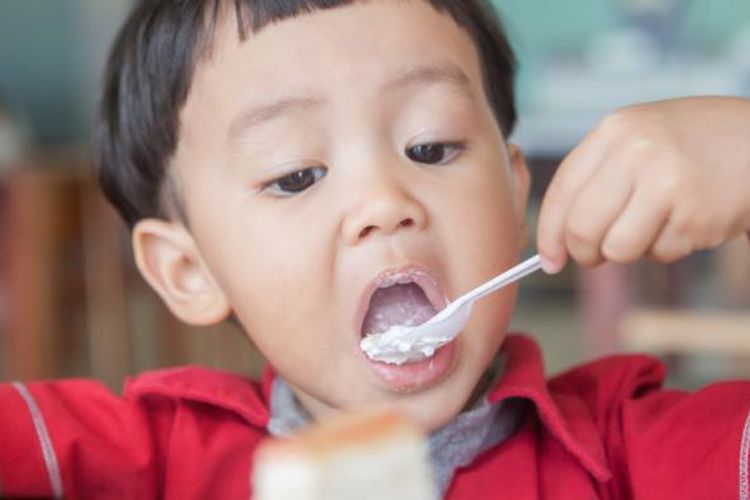 Ilustrasi anak makan makanan manis. Seorang ahli gizi masyarakat mengatakan bahwa anak-anak tidak membutuhkan gula, melainkan karbohidrat. 