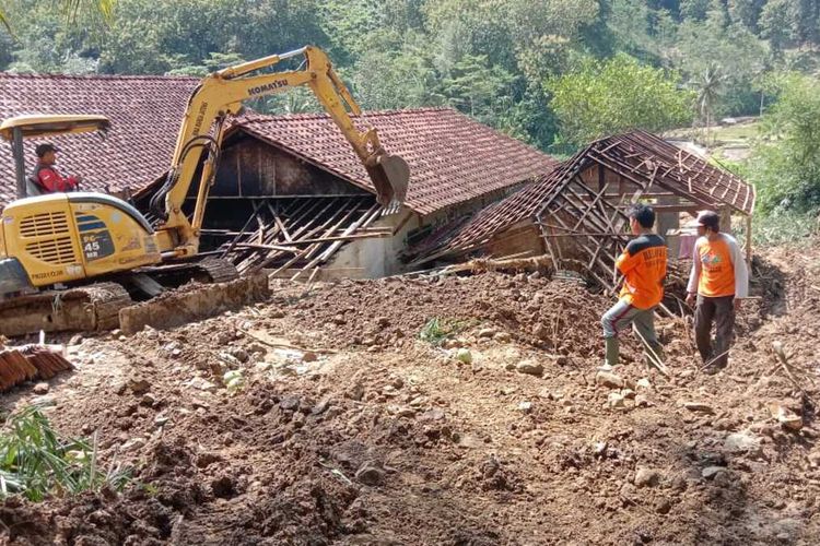 Ekskavator dikerahkan untuk membersihkan material longsor di Desa Kutabima, Kecamatan Cimanggu, Kabupaten Cilacap, Jawa Tengah, Rabu (6/4/2022).