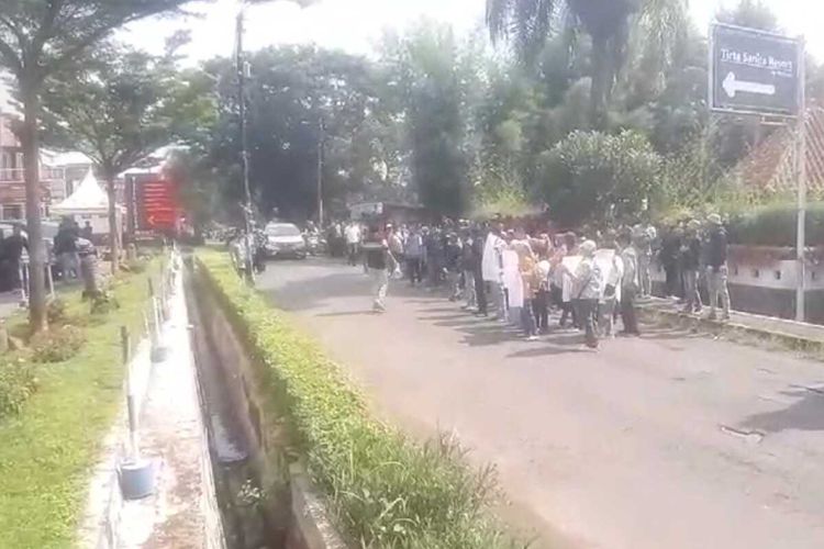 Sejumlah warga berunjuk rasa di jalan raya Sangkanurip Kecamatan Cigandamekar menuntut proses pleno rekapitulasi penghitungan tingkat KPU Kabupaten Kuningan ditunda sementara pada, Kamis (29/2/2024) siang.