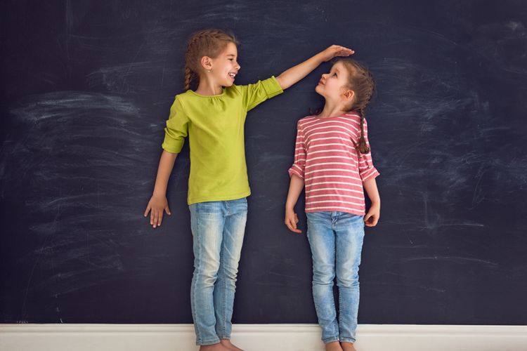 Ilustrasi tinggi badan anak. Gejala sindrom Turner dapat berbeda di setiap tahap usia, mulai dari bayi hingga remaja, sehingga orang tua perlu mengenali tanda-tandanya sejak dini.