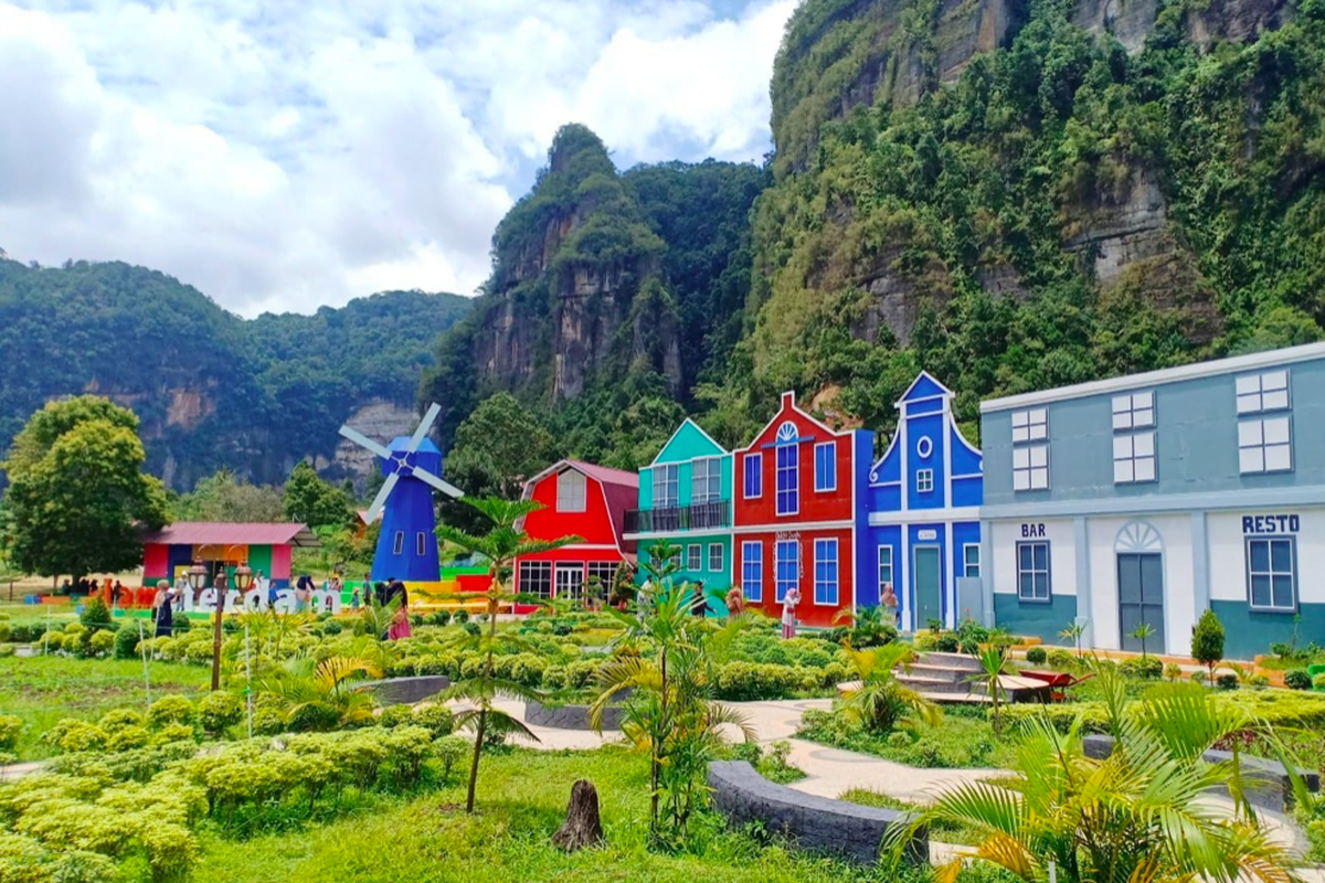 Bangunan ikonik bergaya Eropa di Kampung Sarosah, Kabupaten Lima Puluh Kota, Sumatera Barat.