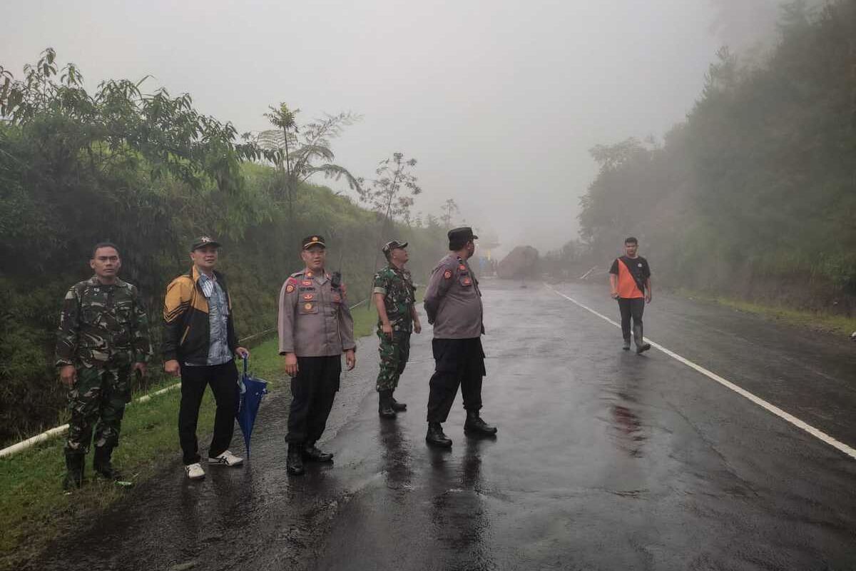 Jalan tembus Tawangmangu-Sarangan, Magetan di Desa Gondosuli, Kecamatan Tawangmangu, Kabupaten Karanganyar, Jawa Tengah, tertimbun tanah longsor, Selasa (14/2/2023).