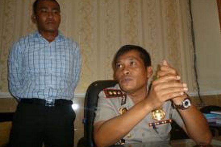 Kapolres Sampang, AKBP Edwin Siregar, langsung menahan Fauzan Adima, Anggota DPRD Sampang, karena melakukan penganiayaan. 
