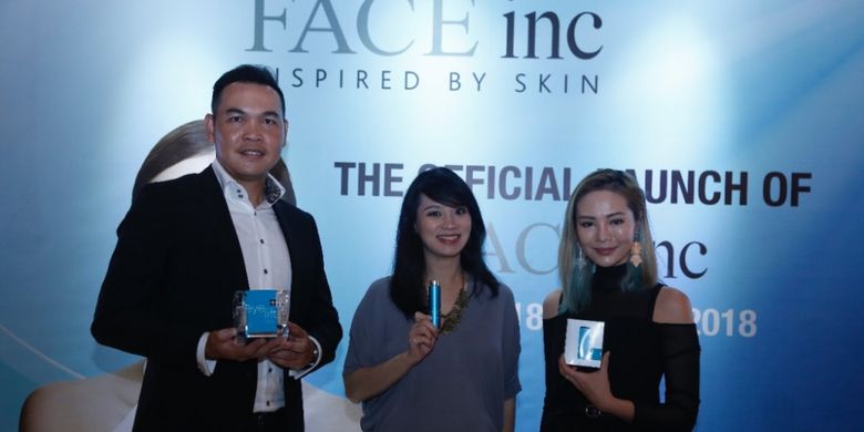 Dari Ki-ka: Wilson Goh, Managing Partner The Face Inc Group, Juliette Kumalsari Official Partner of The Face Inc in Indonesia dan Wenda Tan, Head of Professional Affairs of The Face Inc Group, dalam peluncuran produk di Jakarta (18/1/2018).