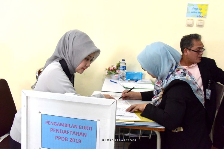 Istri gubernur Jawa Barat, Atalia Praratya Kamil, saat mendaftarkan anak keduanya Camillia Laetitia Azzahra ke SMA Negeri 3 Bandung. 