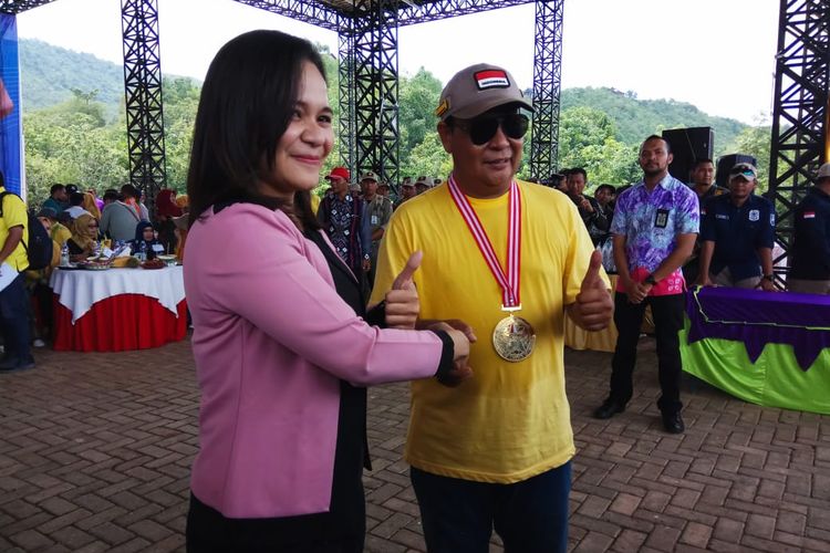 Gubernur Kalsel, Sahbirin Noor menerima penghargaan 2 rekor dari Leprid setelah menyelenggarakan makan durian gratis di lapangan wisata alam Kiram Park, Karang Intan, Kabupaten Banjar, Kalsel, Sabtu (18/1/2020).
