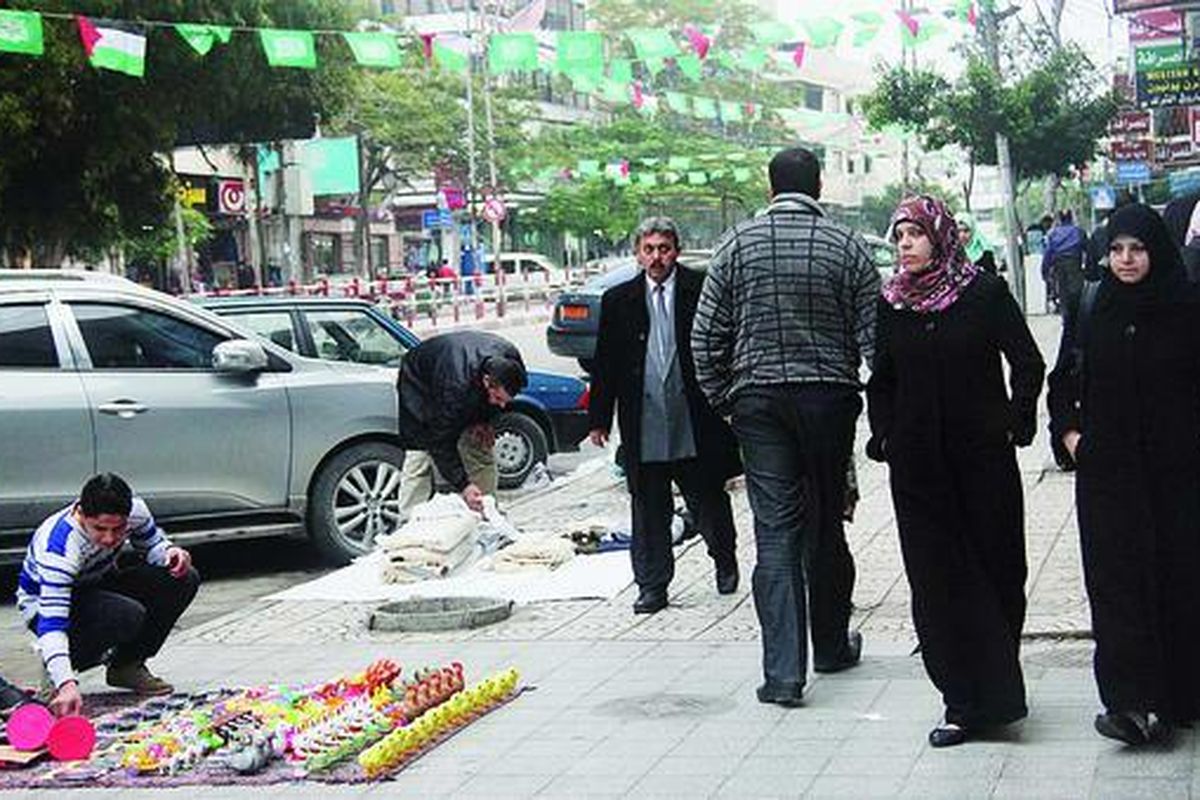 Kehidupan masyarakat Gaza City sudah kembali normal setelah perang berakhir dua pekan lalu. Pedagang kaki lima di Jalan Omar Mukhtar, Gaza City, Rabu (5/12), kembali menggelar dagangan mereka.