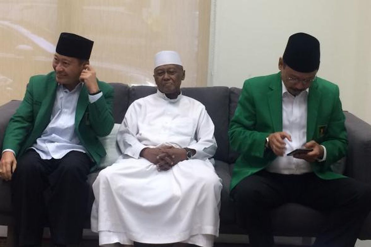 Pendiri dan Pengurus Pondok Pesantren Asshidiqqiyah, Kyai Noer Muhammad Iskandar, bersama-sama Ketua Umum PPP Muktamar Jakarta, Djan Faridz, menegaskan kembali mendukung calon gubernur-wakil gubernur, Djarot Saiful Hidayat pada putaran kedua Pilkada DKI Jakarta 2017.