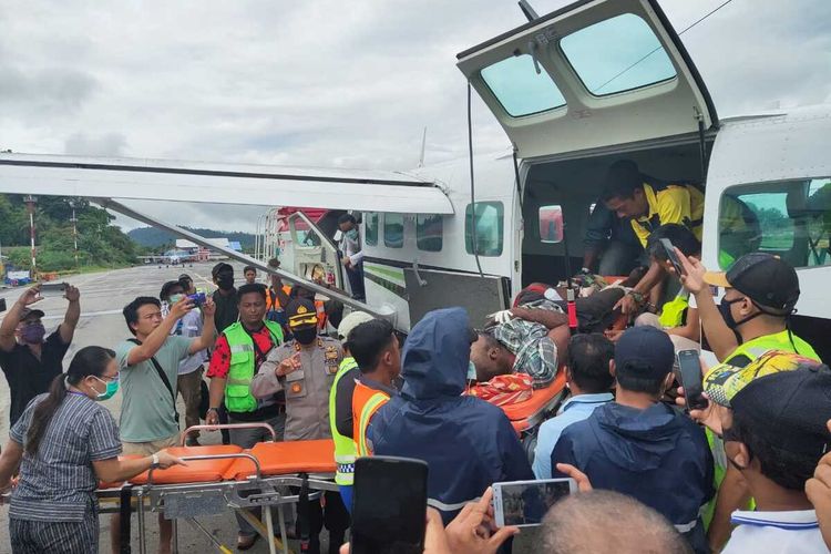 Alemanek Bagau, salah satu tenaga medis yang menjadi korban penembakan oleh KKB Distrik Wandai, Kabupaten Intan Jaya, tengah dievakuasi di Bandara Sugapa menuju Bandara Nabire, Papua, Sabtu (23/5/2020)