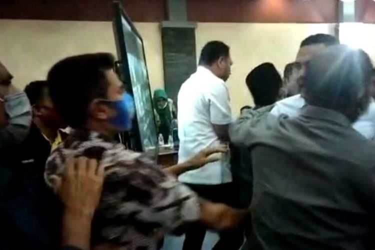 Sidang paripurna laporan pertanggungjawaban pelaksanaan APBD Kabupaten Maluku Tengah Tahun 2020 yang berlangsung di Kantor DPRD Maluku Tengah di Masohi berlangsung ricuh, Kamis siang (12/8/2021)