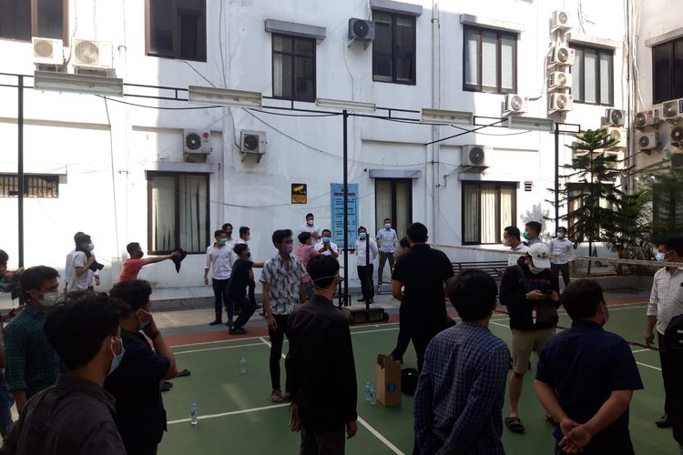 Sejumlah pedemo di depan Balai Kota Tangerang Selatan diamankan Polisi ke Polres Tangerang Selatan, Senin (26/7/2021).