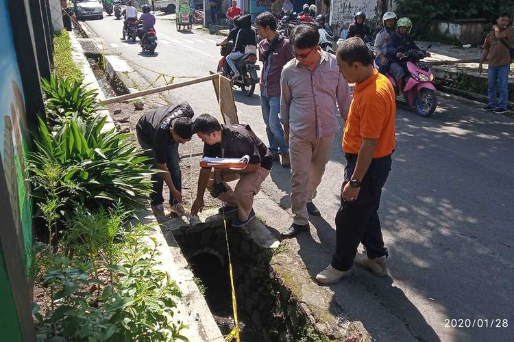 Tim Inafis Satreskrim Polres Tasikmalaya Kota sedang menggelar olah Tempat Kejadian Perkara (TKP) temu mayat siswi berseragam Pramuka di drainase SMPN 6 Tasikmalaya, Selasa (28/1/2020).