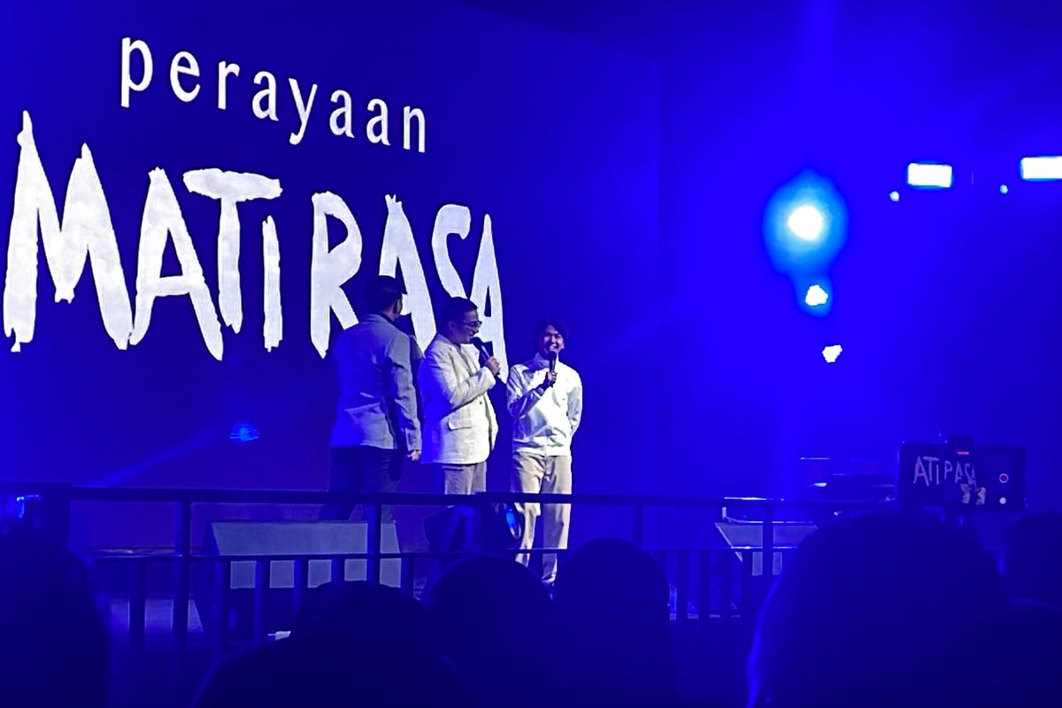 Iqbaal Ramadhan dan Umay Shahab tengah memperkenalkan film terbaru mereka yang berjudul Perayaan Mati Rasa. 