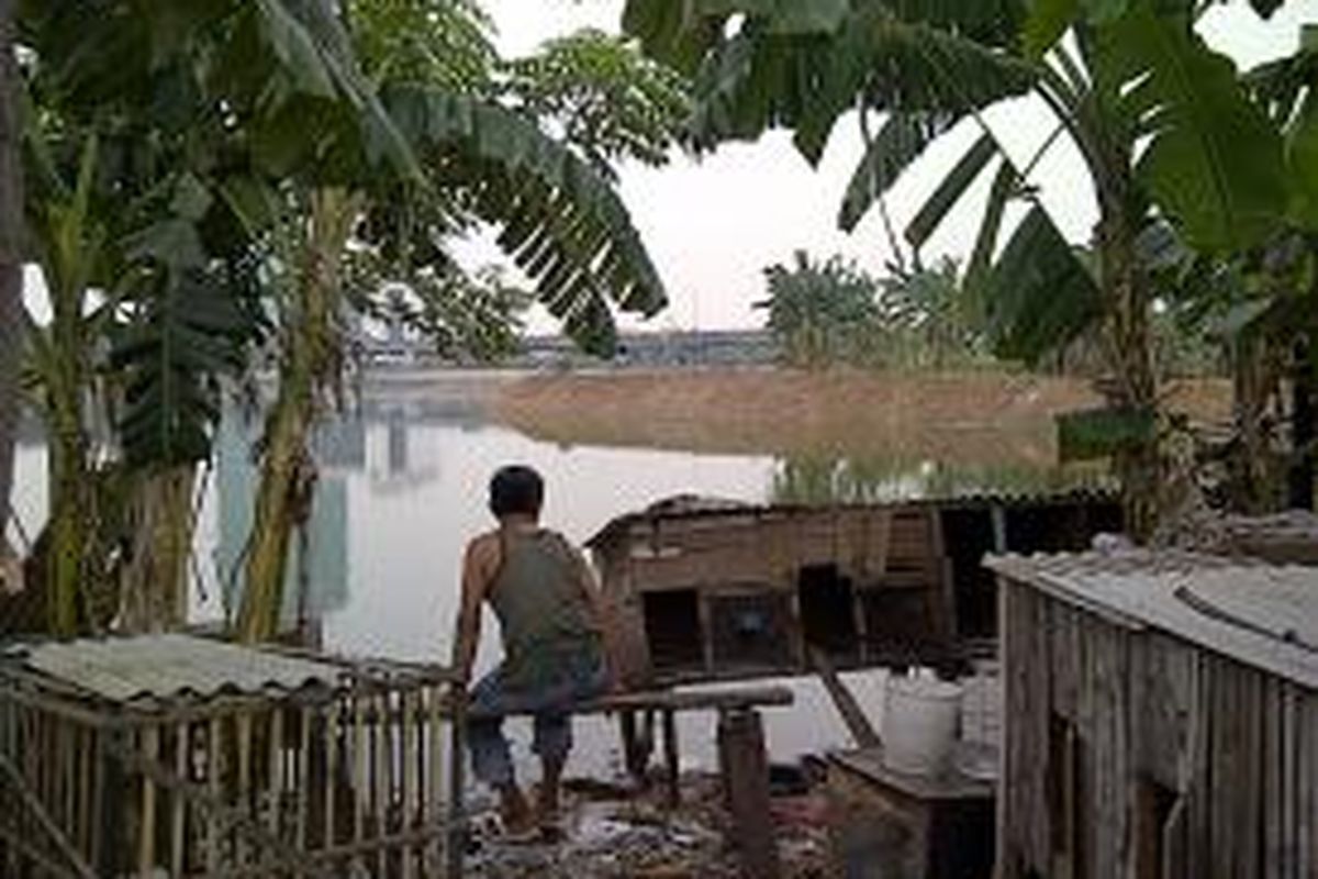 Sisi barat Waduk Ria Rio sudah terlihat lebih bersih dan luas, Selasa (17/9/2013). Sudah tidak tampak lagi eceng gondok dan sampah yang menutupi permukaan waduk Ria Rio.