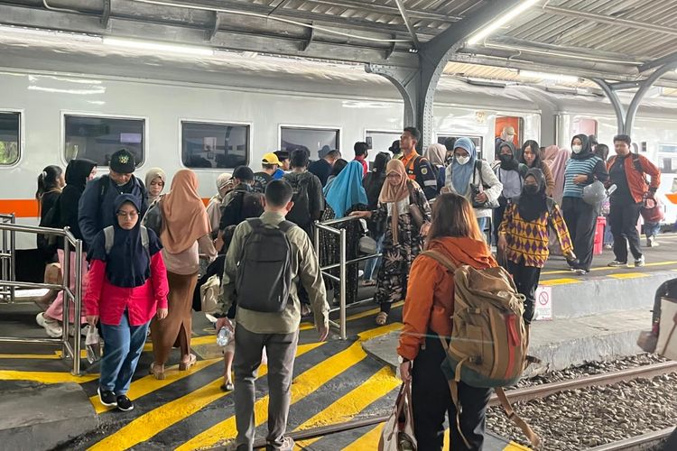 Penumpang kereta api di Stasiun Jember 