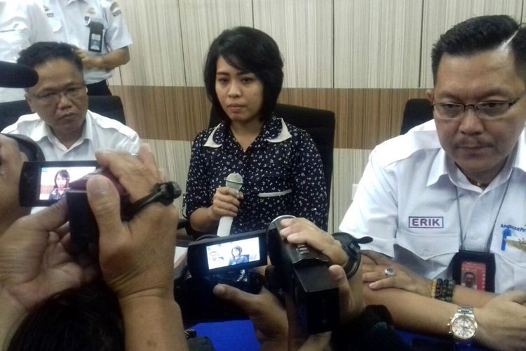 EW (berbaju hitam), personil Avsec Bandara Sam Ratulangi Manado saat memberikan keterangan pers, Kamis (6/7/2017).