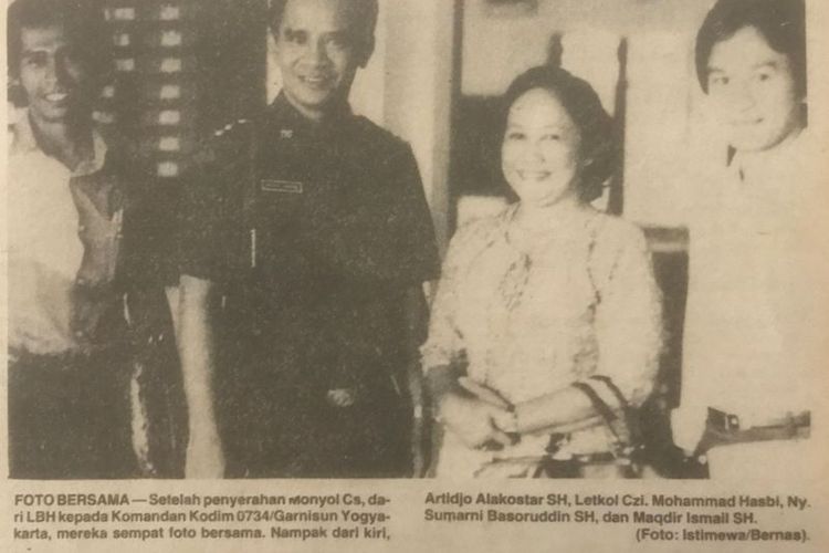 Harian 'Bernas', 15 April 1983, melaporkan, setelah penyerahan Monyol dkk, Komandan Kodim 0734/Garnisun Yogyakarta, Letkol CZI M. Hasbi, foto bersama dengan aktivis LBH Yogyakarta, Artidjo Alkostar (kiri), Sumarni Basoruddin, dan Maqdir Ismail (kanan).