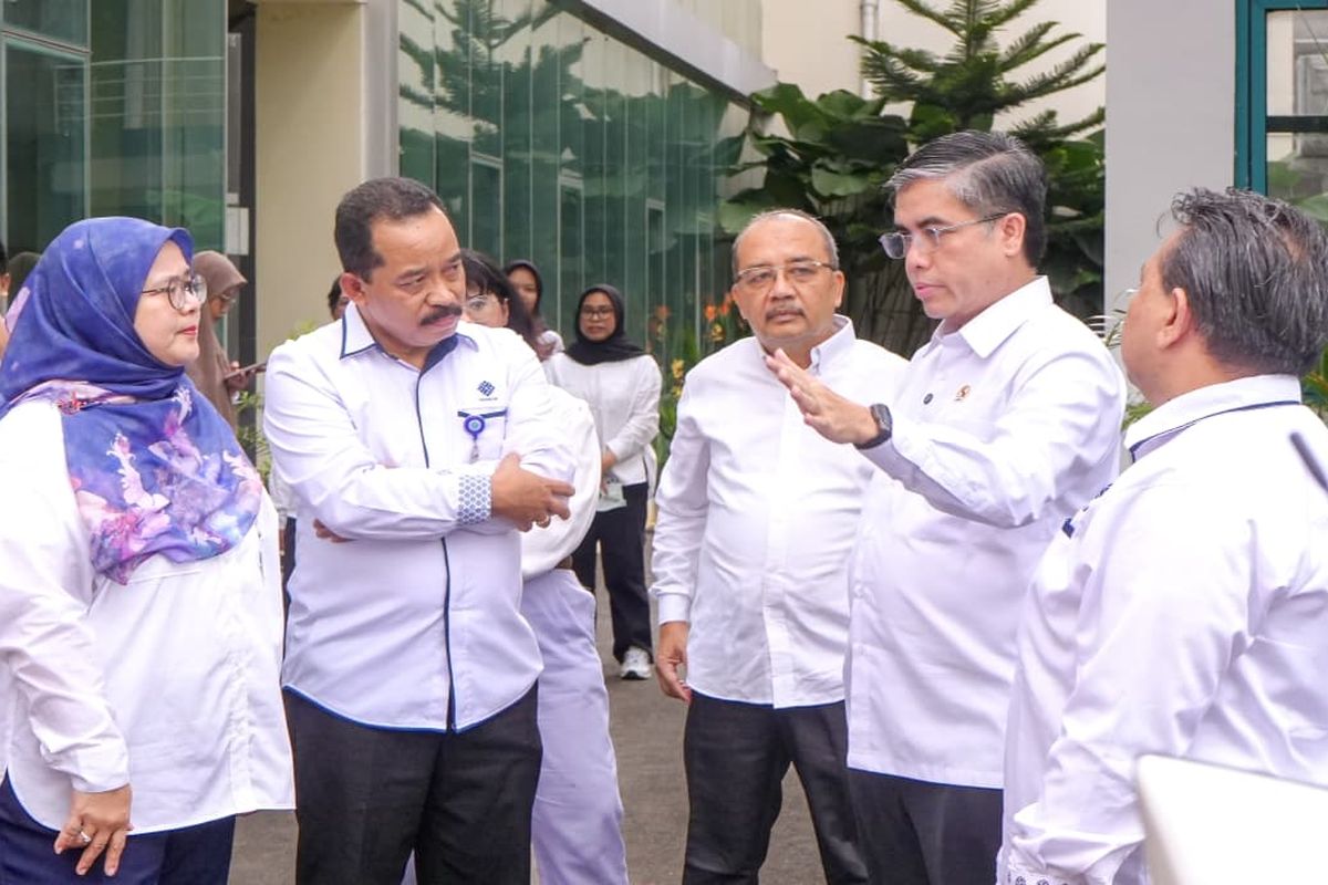 Menteri Ketenagakerjaan Yassierli memberikan arahan saat meninjau Balai Besar Keselamatan dan Kesehatan Kerja (BBK3) Jakarta, Selasa (14/4/2026).