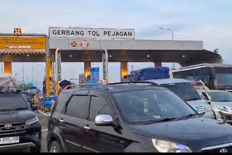 Exit Tol Pejagan, di Desa Kemurangan, Kecamatan Tanjung, Brebes, Jawa Tengah terpantau padat kendaraan pemudik H-4 Lebaran, Sabtu (6/4/2024).