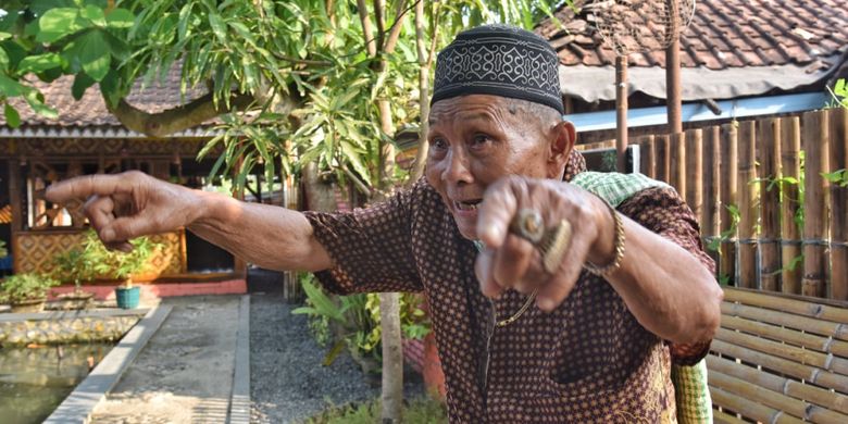 Endang (75), seorang kakek warga Pantai Jayanti, Kecamatan Cidaun, Kabupaten Cianjur, mengakui dibayar menjadi dukun dadakan oleh tim sukses lain yang diduga kampanye hitam ke paslon nomor empat Pilgub Jabar Deddy Mizwar-Dedi Mulyadi. Dirinya mengaku bersalah setelah video pura-pura jadi dukunnya tersebar di media sosial beberapa waktu lalu.  