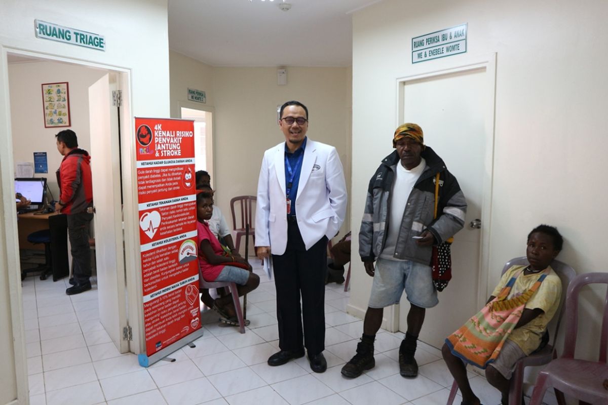 Dokter Toni sedang berbincang dengan pasien di RS Waa Banti, Distrik Tembagapura, Kabupaten Mimika, Papua.