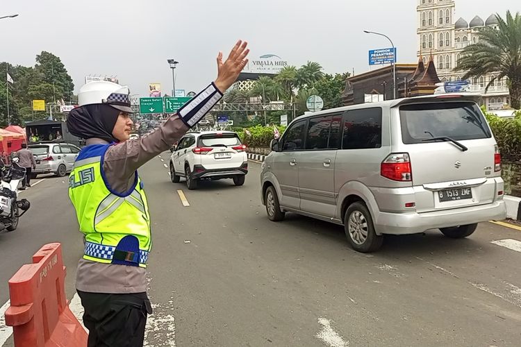 Petugas sedang melakukan rekayasa lalu lintas ganjil genap
