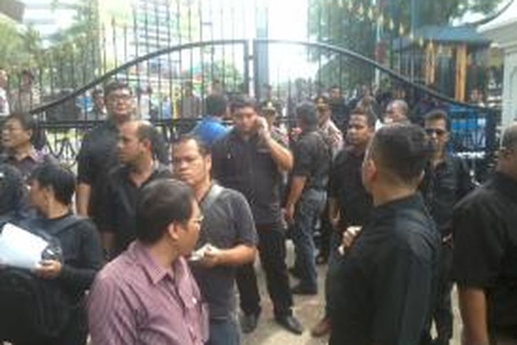 Pintu gerbang Gedung Kementerian Pemuda dan Olahraga dijaga ketat petugas keamanan yang melarang aktivis 98 menggelar diskusi di Wisma Menpora, Senayan, Jakarta, Selasa (24/6/2014).