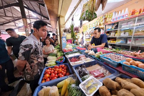 Blusukan ke Pasar Cihapit, Gibran Borong Dagangan Penjual