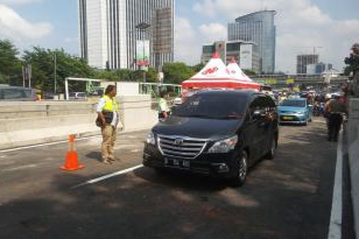 Sejumlah kendaraan yang sudah diperbolehkan melintas di jalan layang Kuningan sisi selatan, Rabu (30/12/2015). Dengan adanya jalan layang ini, nantinya kendaraan dari arah Pancoran yang hendak mengarah ke Semanggi dapat melintas langsung tanpa harus berhenti terlebih dahulu di perempatan Kuningan.