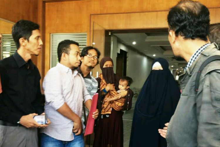 Para istri, anak, dan penasehat hukum tiga terduga teroris yang ditangkap Densus 88 Polri menanyakan keberadaan suaminya ke Polda Sumut, Kamis (8/6/2017).