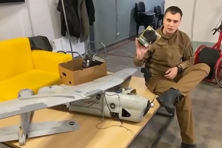 Tentara Ukraina yang menemukan kamera Canon EOS 750D di dalam drone Orlan-10.