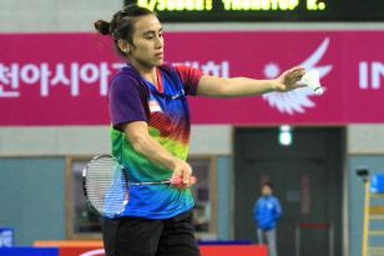 Pebulu tangkis tunggal putra Indonesia, Bellaetrix Manuputty, melakukan servis ke arah pemain Nepal, Nangsal Tamang, pada babak pertama nomor perorangan Asian Games 2014, di Incheon, Korea Selatan, Rabu (24/9/2014). Bellaetrix menang 21-5, 21-17.