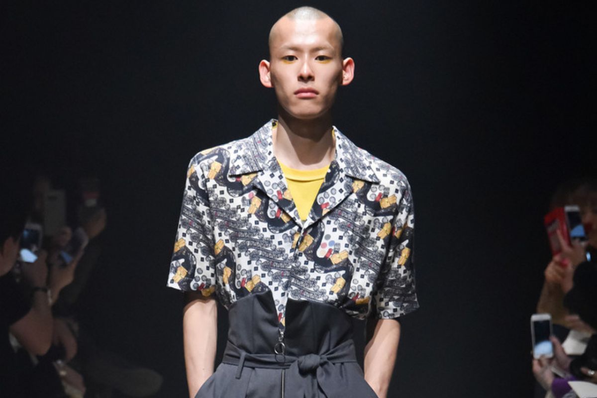 Koleksi rancangan Patrick Owen yang menggandeng seniman mural Darbotz di Amazon Fashion Week, Tokyo, Jepang.