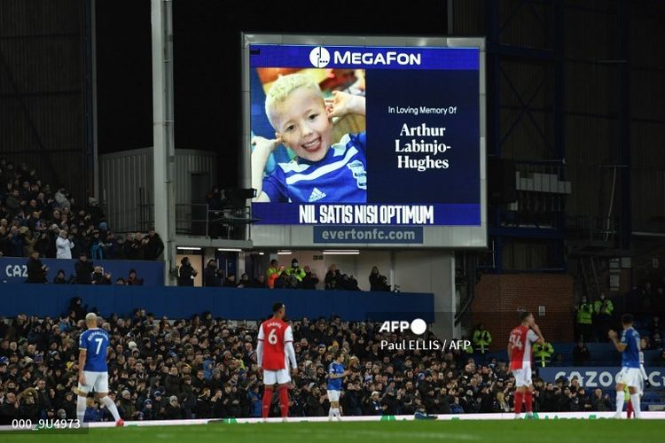 Pemain dan pendukung bertepuk tangan saat foto Arthur Labinjo-Hughes yang berusia enam tahun yang terbunuh ditampilkan di layar lebar selama pertandingan sepak bola Liga Premier Inggris antara Everton dan Arsenal di Goodison Park di Liverpool, Inggris pada 6 Desember 2021.