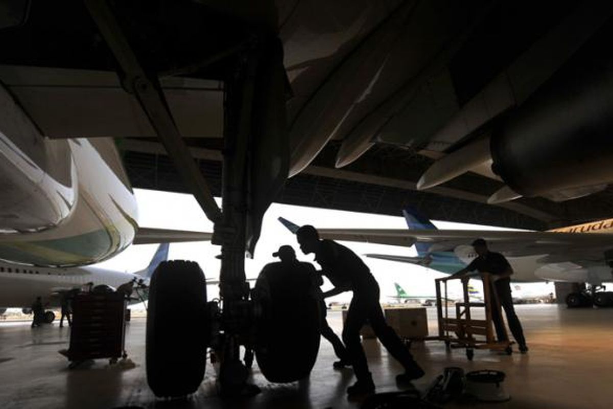 Teknisi melakukan perawatan pesawat di Garuda Maintenance Facility (GMF) Aero Asia, Tangerang, Banten, Kamis (13/8/2015).