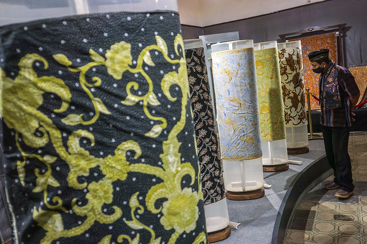 Pengunjung mengamati koleksi batik di Museum Batik Pekalongan, Jawa Tengah, Jumat (2/10/2020). Bertepatan dengan Hari Batik Nasional 2020, Museum batik Pekalongan menampilkan 100 koleksi batik baru dari berbagai daerah dengan tema 'Bangkitlah Batik Indonesia' dengan maksud bahwa batik tetap dapat bertahan meskipun berada pada pandemi Covid-19.