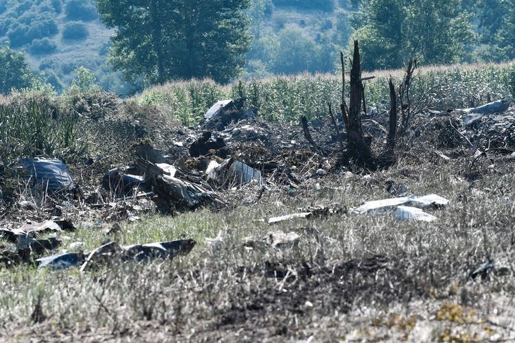 Foto puing-puing pesawat kargo Ukraina yang meledak di Yunani. Pesawat kargo Antonov An-12 tersebut jatuh dan meledak sekitar beberapa kilometer dari Kota Kavala, Yunani. Foto diambil pada Sabtu (17/7/2022)