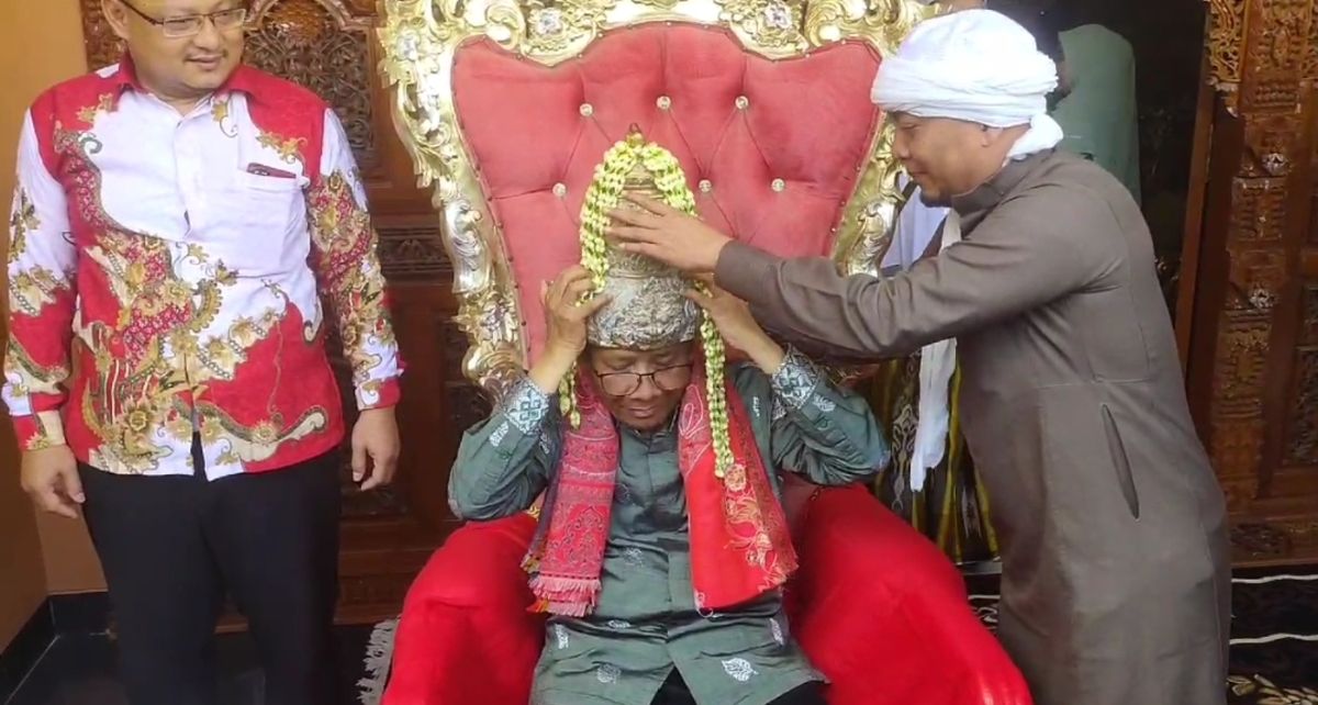 Mahfud MD Terima Mahkota dari Ustad Ujang Bustomi di Cirebon