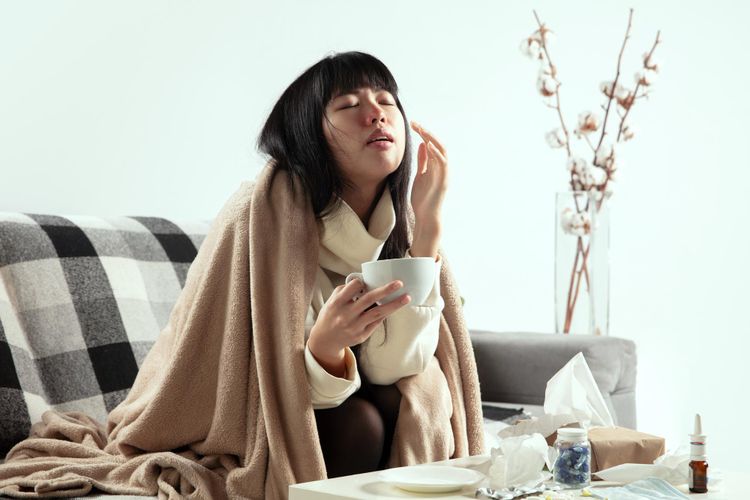 Ilustrasi wanita sedang flu.